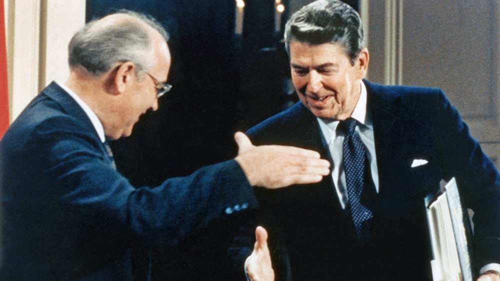 Генеральный секреатрь ЦК КПСС Михаил Горбачев и Президент США Рональд Рейган