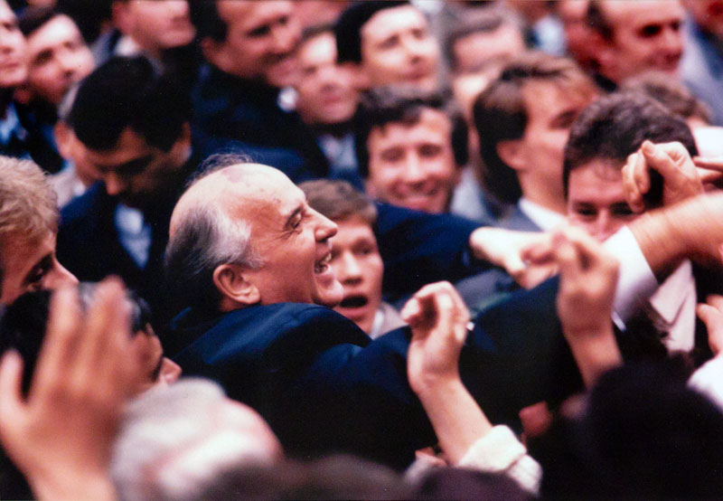 Михаил Горбачев с народом
