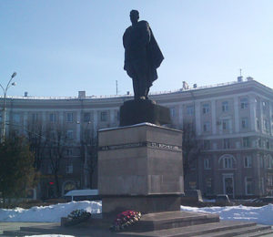 Памятник И. Д. Черняховскому в Воронеже