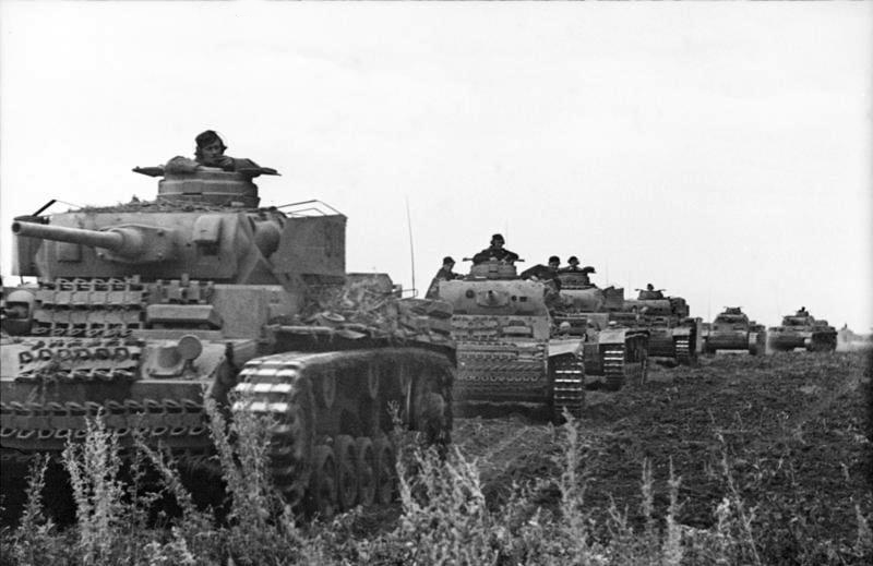 Танковая колонна немцев (PzKpfw III), июнь 1943 года.