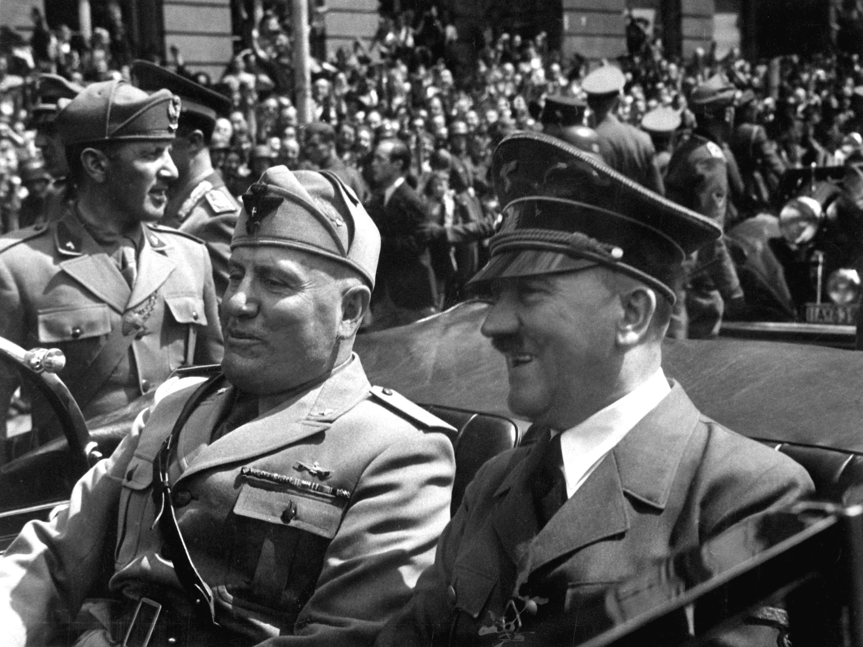 Адольф Гитлер и Бенито Муссолини. Мюнхен, июнь 1940 года