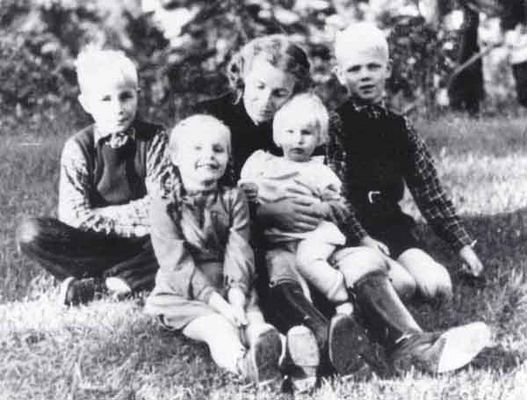 Лина Гейдрих в 1943 году вместе со своими детьми, Клаусом Хайдером, Силке и Мартой