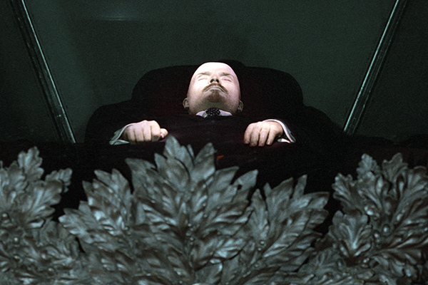 Бальзамированное тело Владимира Ленина в траурном зале Мавзолея