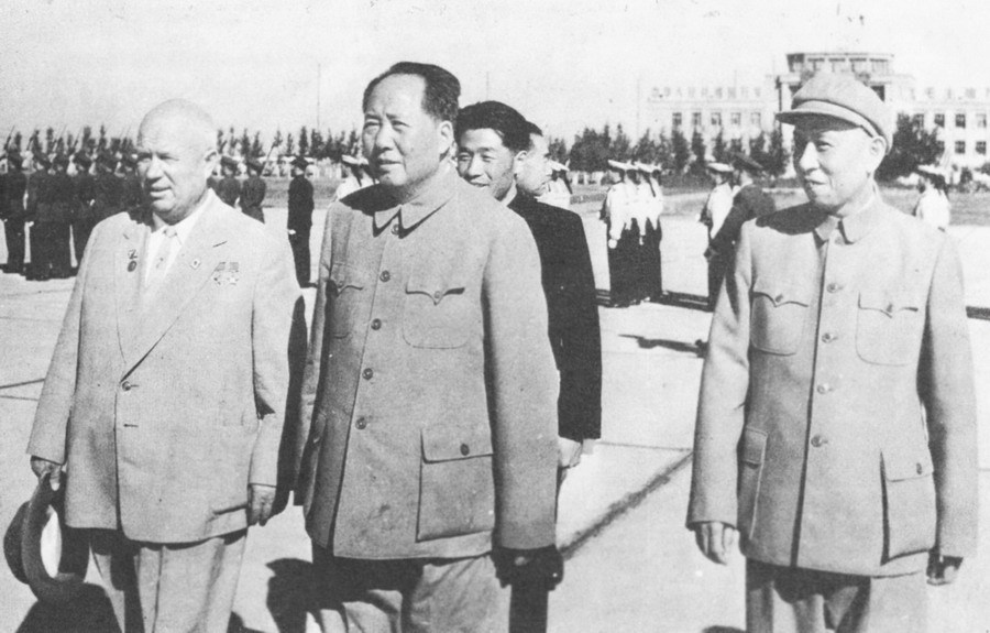 Хрущёв и Моа. Уже не выглядят радостными рядом друг с другом. И ещё бы, Ведь Хрущёв называл Мао сталинистом, а Мао Хрущёва Приспособленцем.