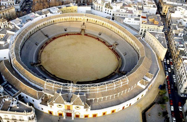 Plaza de Toros de la Maestranza, старейшая арена для корриды в Испании, возведена в 1881 году.