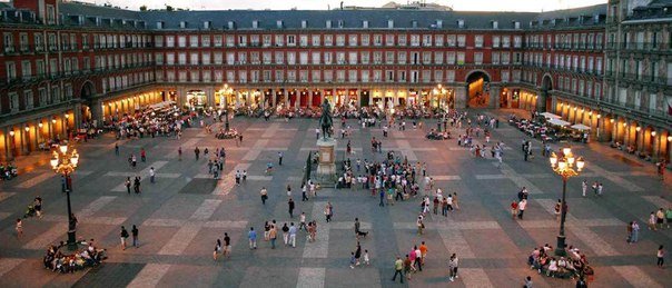 Площадь Пласа Майор, Мадрид, Испания. С конца 16 века площадь стала постоянным местом проведения корриды в Мадриде.