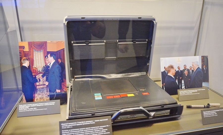 Тот самый ядерный чемоданчик, ныне представленный в Ельцин-центре (г. Екатеринбург)