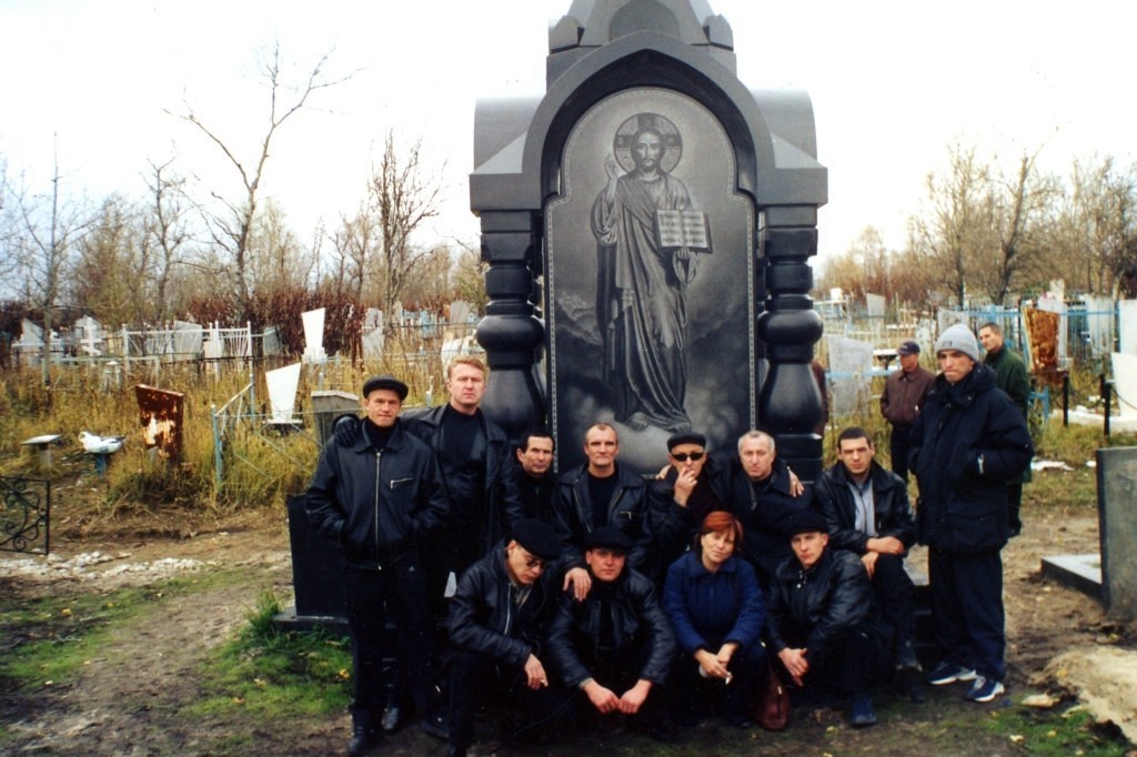Саша Север на могиле Владимира Бабушкина