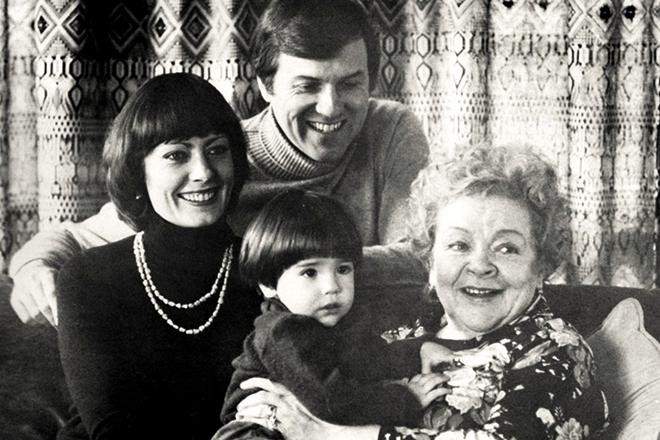 Зоя Федорова с дочерью, зятем и внуком