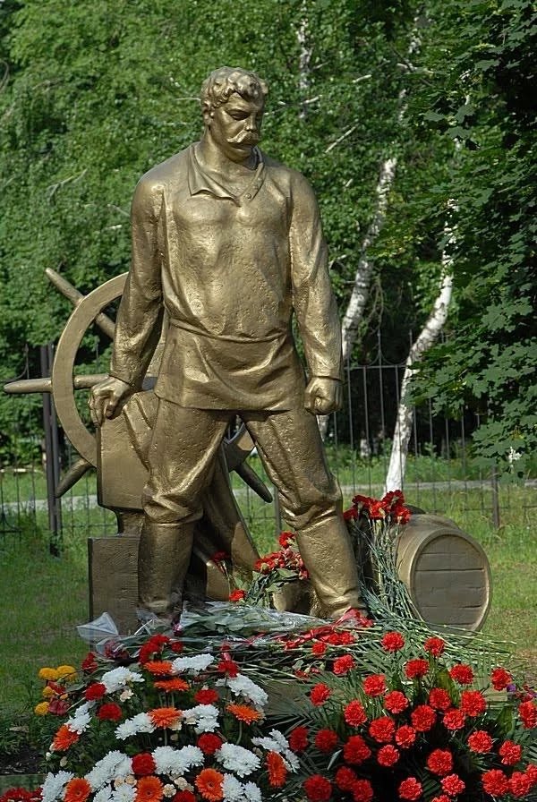Монумент на могиле П. Луспекаева