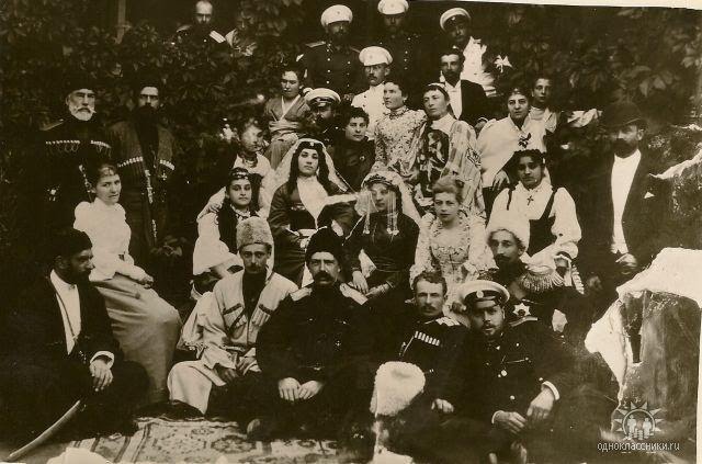 Георгий Александрович сидит третий слева, за ним – княжна Лиза Нижарадзе