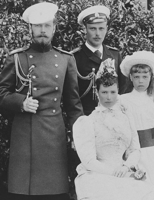 Николай и Георгий с матерью и сестрой