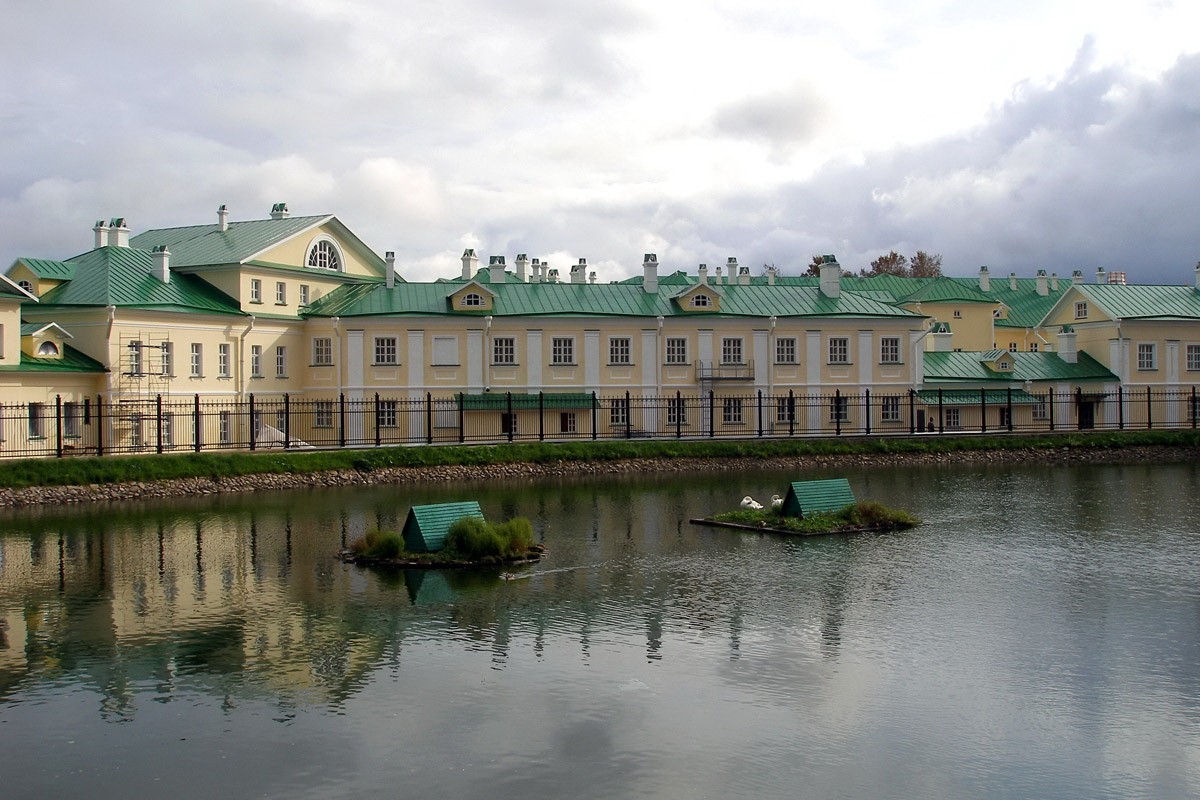 Современный вид гостиницы со стороны Белого пруда