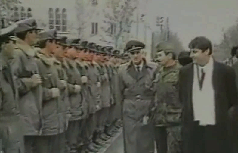 Дудаев и Гантамиров осматривают милицию Грозного, одетую в военную форму ГДР
