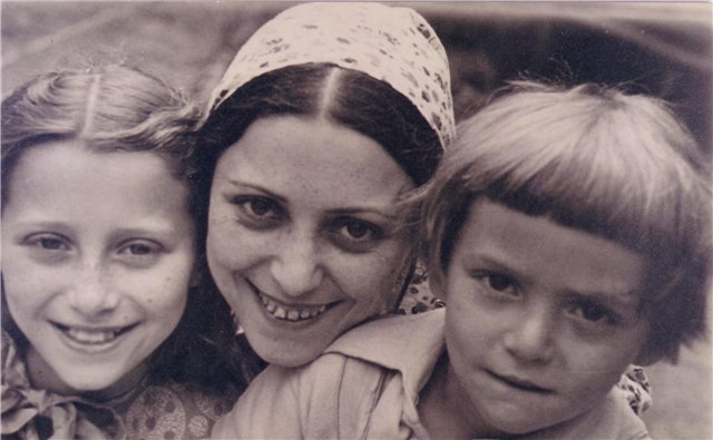 Рахиль Плисецкая с детьми Майей и Александром
