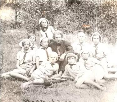 Проня Колыбин с пионерами и вожатым в Артеке, июнь 1934 года