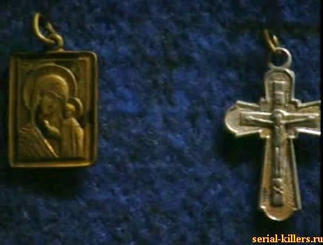 Крест и икона, найденные у тела погибшего мальчика