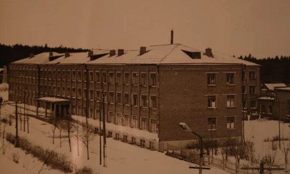 Школа в Сарапуле — здесь в 1981 году произошёл первый в СССР и России захват заложников (в школе)