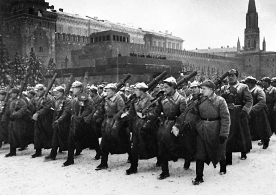 Парад на Красной площади 7 ноября 1941 года во время битвы за Москву