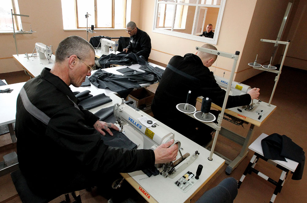 Воспитанники исправительного учреждения № 22 в с. Волчанец Приморского края во время работы в швейном цехе.