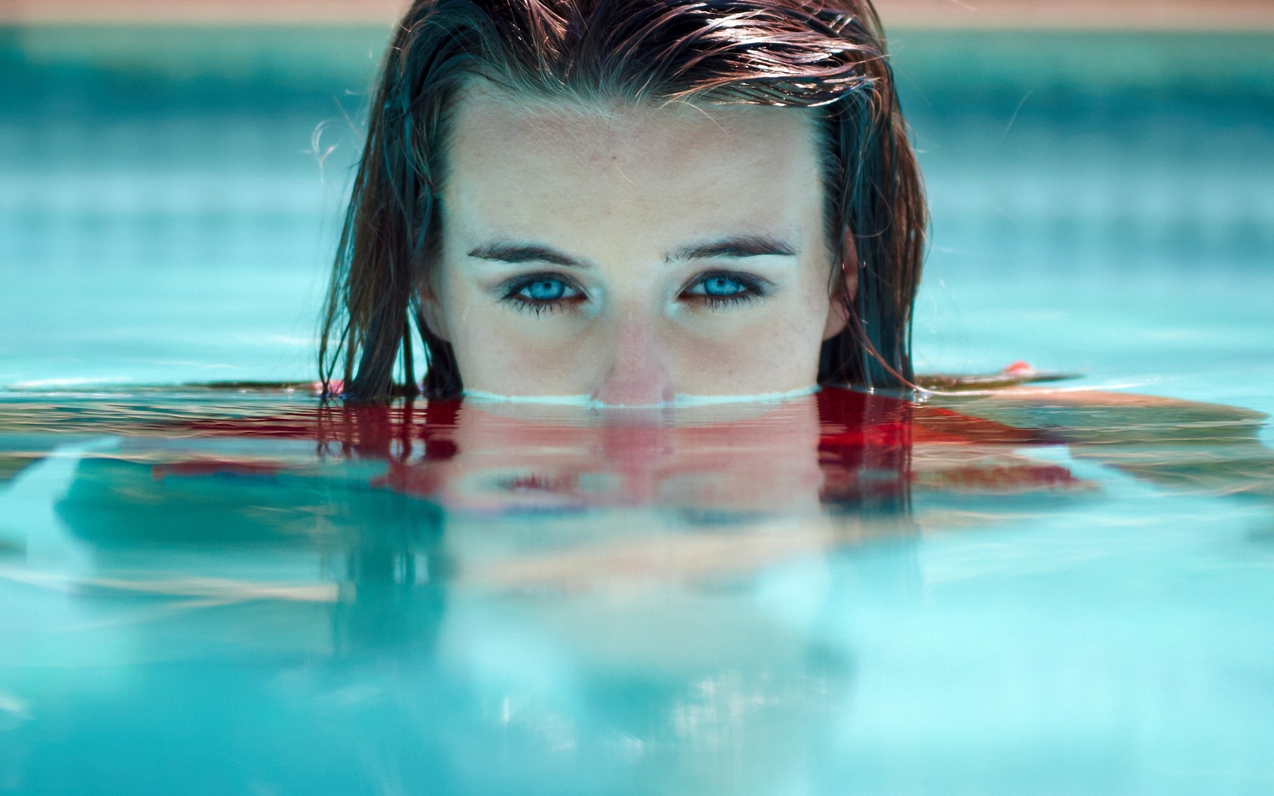 Фото девочки в бассейне