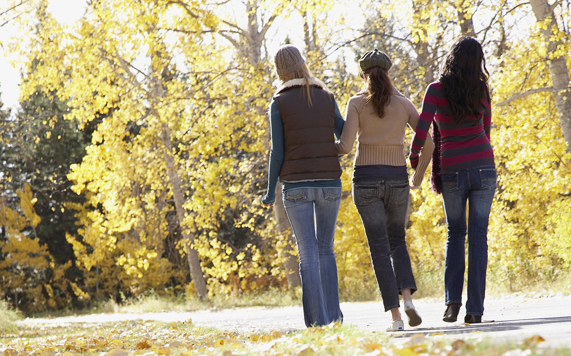 Девки гуляют на улице. Осенняя прогулка. Друзья на прогулке. Прогулка с подругой. Девушка гуляет.