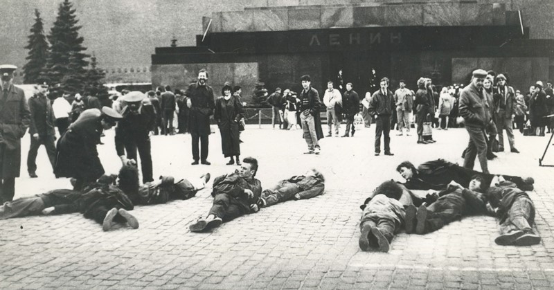 Акция движения «Э.Т.И.» на Красной площади в 1991 году. Сам Мавлевич утверждал, что был черточкой над буквой «Й»