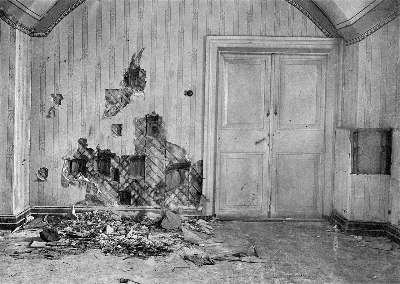 Подвал дома Ипатьева после произведенного расстрела царской семьи
