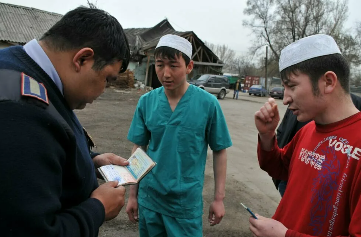 Где работают таджики